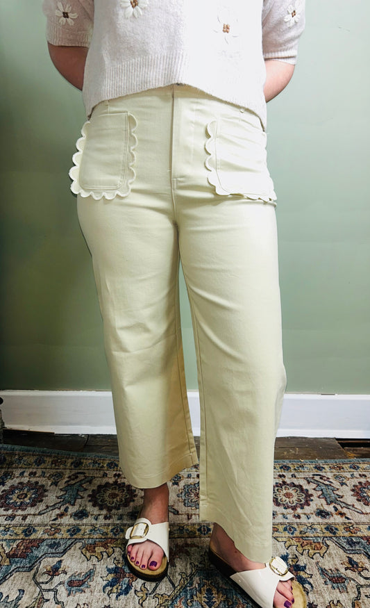 Scallop Pocket Capri Pants